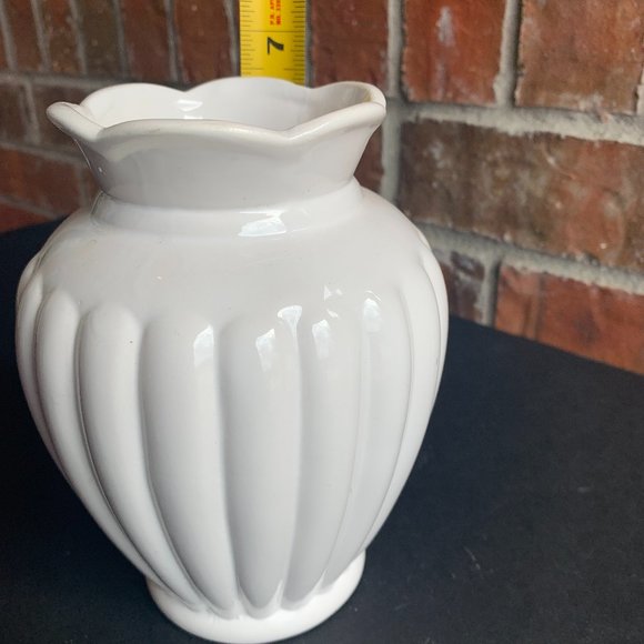VASE - 6.5in Ceramic, white, fluted, scalloped, ridged vase, 3.75in opening - Picture 5 of 7